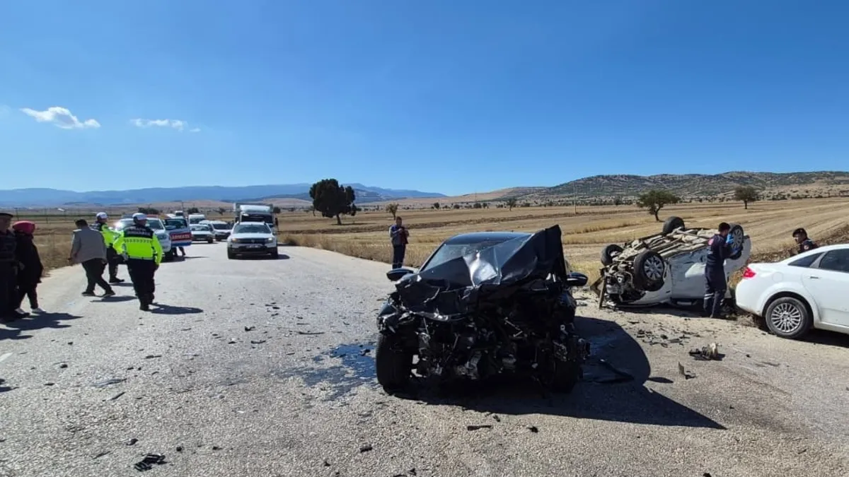 3 otomobil kazaya karıştı! 1 ölü