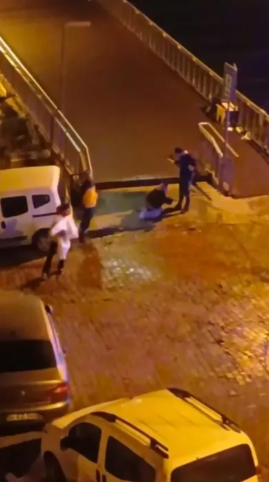 İstanbul’da dehşet anları: Midem kanıyor diye yardım istedi gelenlere saldırdı! İşte o anlar!