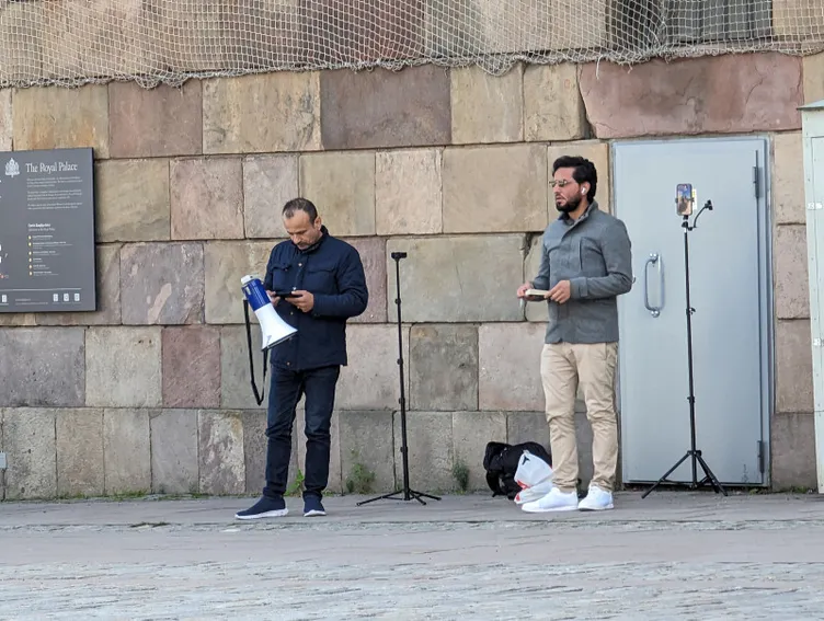 İsveç’te skandalların arkası kesilmiyor! Yine Kur’an-ı Kerim yakıldı: Bir kadın yangın södürücü tüple engel olmaya çalıştı