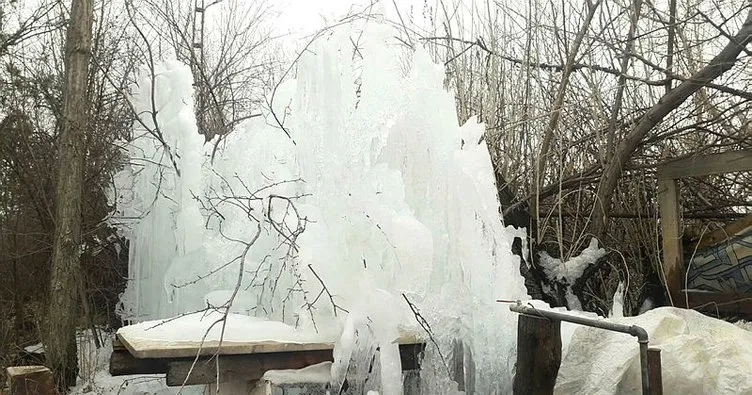 Patlayan borudan fışkıran su buz tuttu