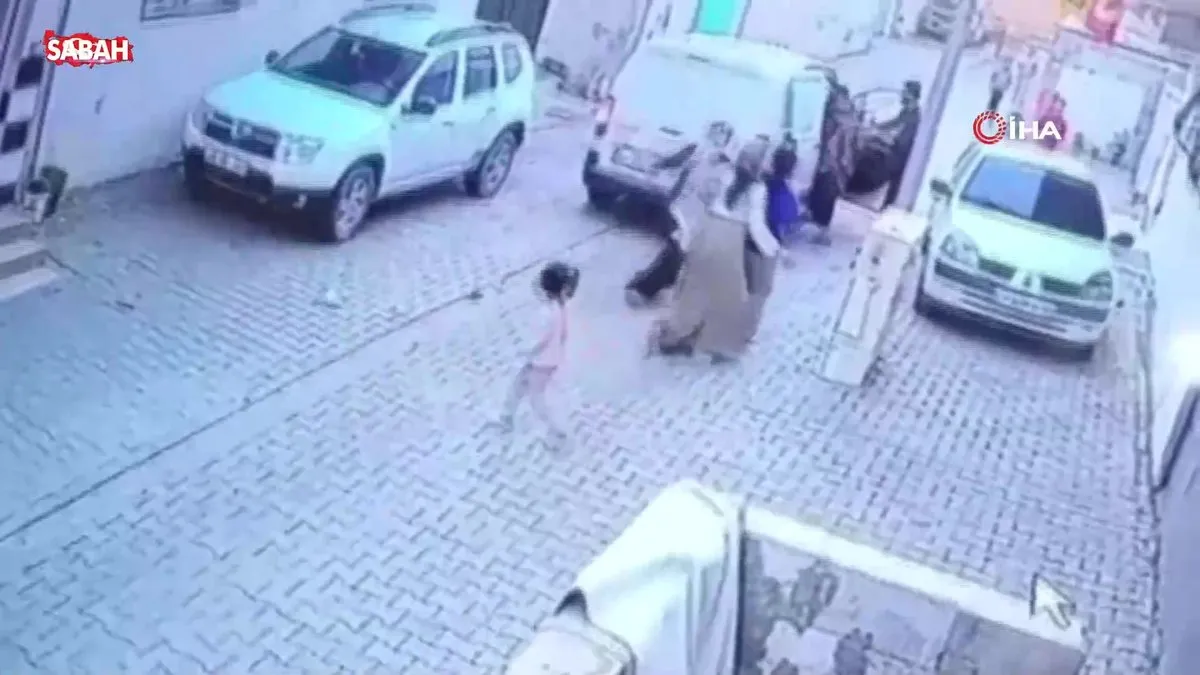 Şanlıurfa’da feci olay! Kargo aracının altında kalan 2 yaşındaki çocuk hayatını kaybetti | Video videosunu izle Şanlıurfa’da feci olay! Kargo aracının altında kalan 2 yaşındaki çocuk hayatını kaybetti | Video videosunu izle