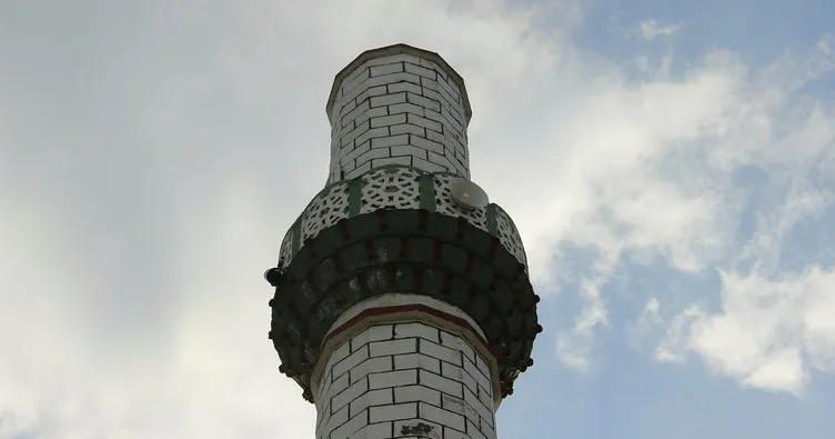 Fırtına minarenin külahını uçurdu