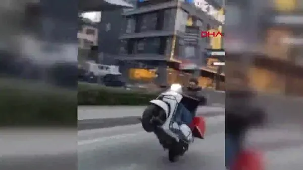 İstanbul Beyoğlu'nda kuryenin motosikletle tek teker yolculuğu kamerada