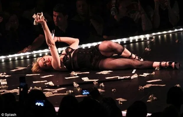 Madonna yine şov yaptı!