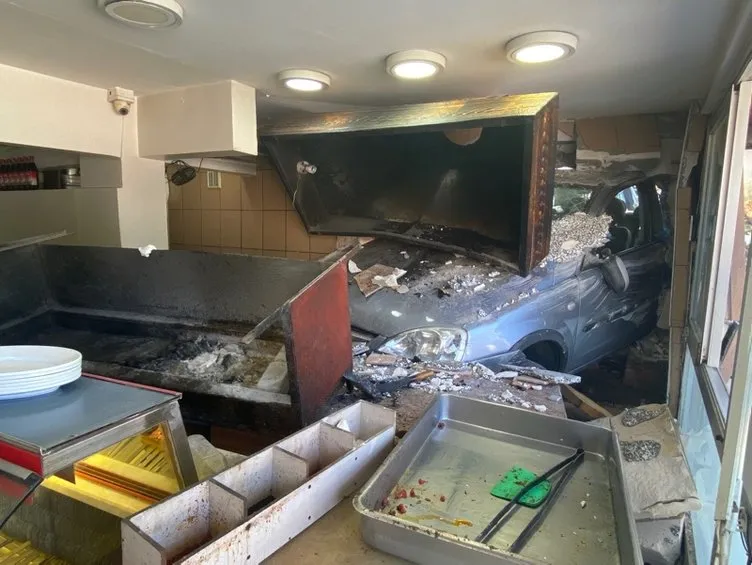 İstanbul'da akıllara durgunluk veren kaza! Kebapçıya işte böyle daldı...