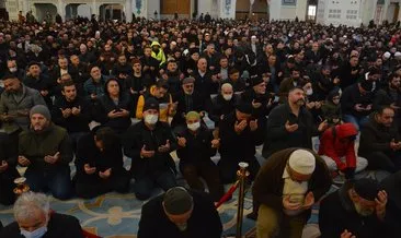 Tüm Türkiye’de depremde hayatını kaybedenlere dua edildi, gıyabi cenaze namazı kılındı