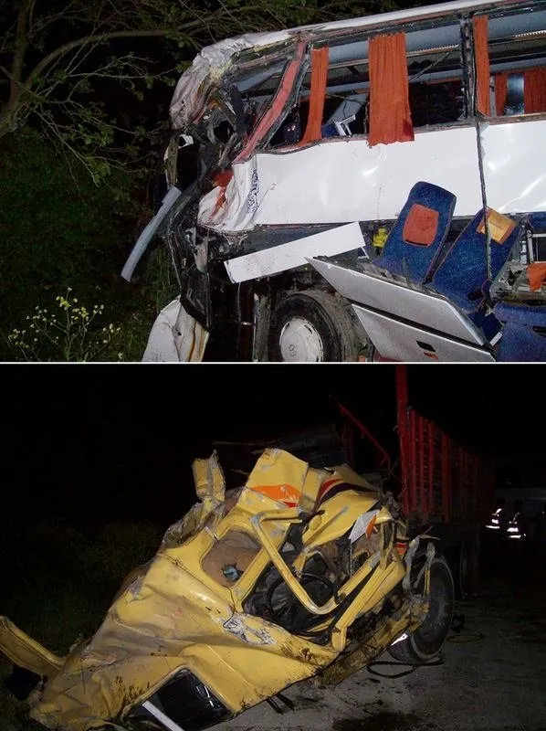 Sakarya'da otobüsle kamyon çarpıştı