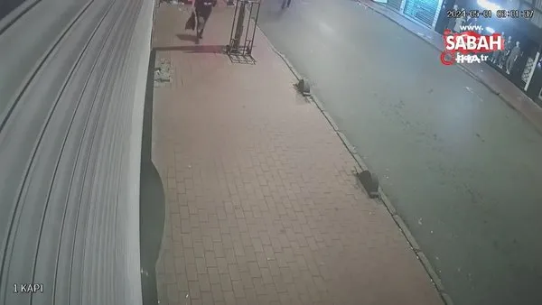 Fatih'te yumruk ve kafa attığı kadının çantasını gasp eden şahıs kamerada | Video