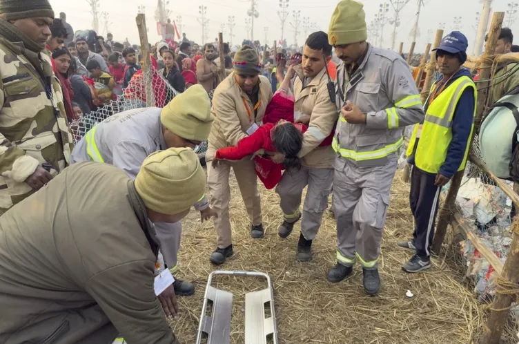 Hindistan’da kanlı şafak: İzdiham faciası tüyler ürpertti