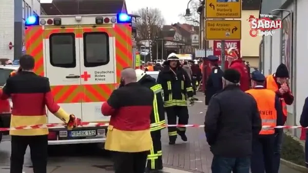 Almanya'da geçit töreninde dehşet! Arabayla insanların arasına daldı! | Video