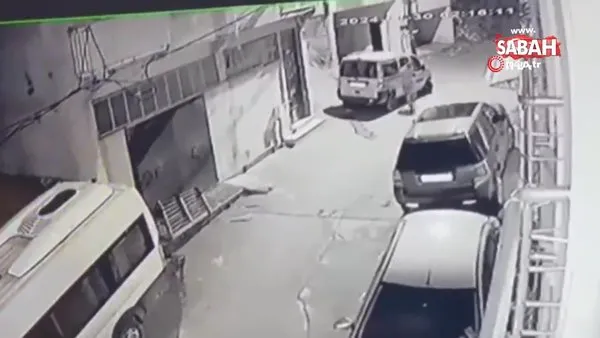 Sokaktaki araçlara zarar veren şahıs kameralara yansıdı | Video