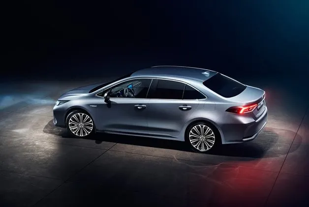 TOYOTA COROLLA SEDAN'A YENİ MOTOR SEÇENEĞİ GELİYOR