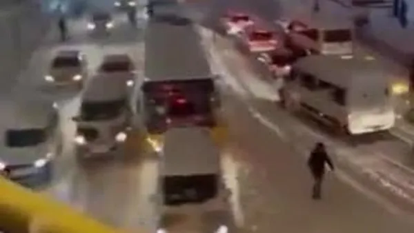 Kar yağışı İstanbul'da trafiği kilitledi | Video