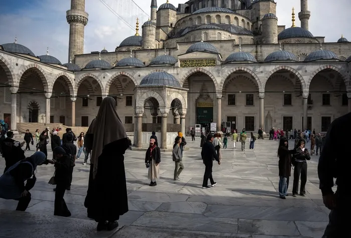 sultanahmet-camiine-ziyaretci-akini-dron-kamerasiyla-kaydedildi-1777020832498.jpg