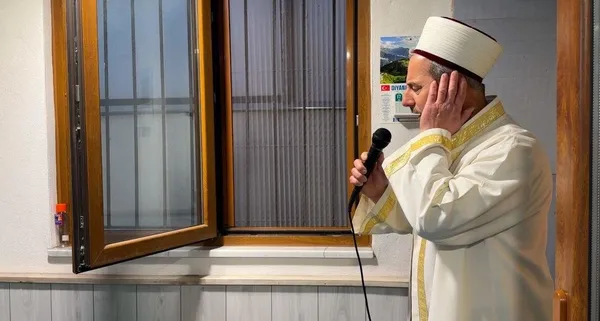 imam-italyan-gezgini-camide-agirladi-imamin-camurlu-ayakkabilarini-yikadigini-gorunce-cok-sasirdi-1737355358713.jpg