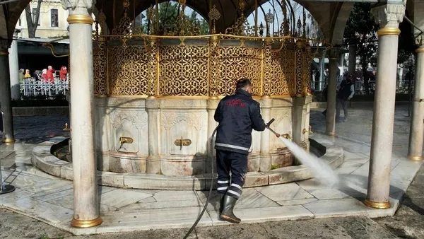 eyupsultan-cami-ve-meydani-gul-suyu-ile-yikandi-1679404037726.jpg
