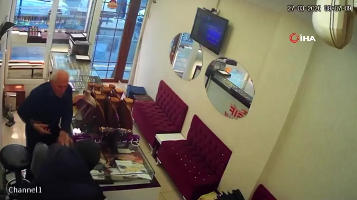 Yaklaşık 1,5 kilo altın çalıp kayıplara karıştılar! Silahla kuyumcu soygunu kamerada | Video videosunu izle Yaklaşık 1,5 kilo altın çalıp kayıplara karıştılar! Silahla kuyumcu soygunu kamerada | Video videosunu izle