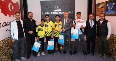 Ağrı'da Milli Eğitim Müdürü başarılı öğrencileri tebrik etti #canakkale