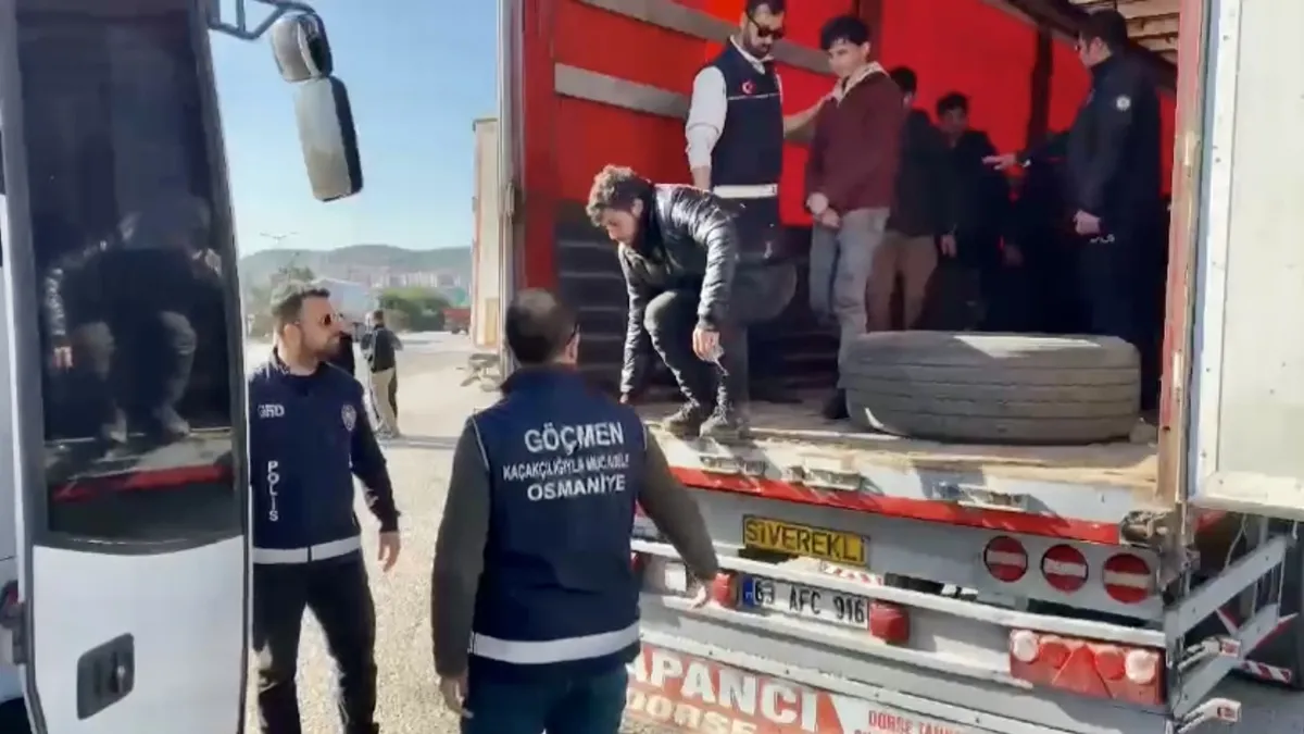 Osmaniye’de TIR’ın dorsesinde 39 kaçak göçmen yakalandı Osmaniye’de TIR’ın dorsesinde 39 kaçak göçmen yakalandı