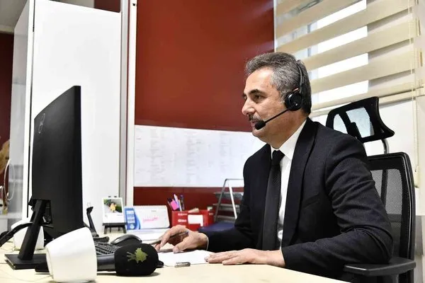 Mamak Belediye Başkanı Köse, çağrı merkezine gelen aramaları cevapladı
