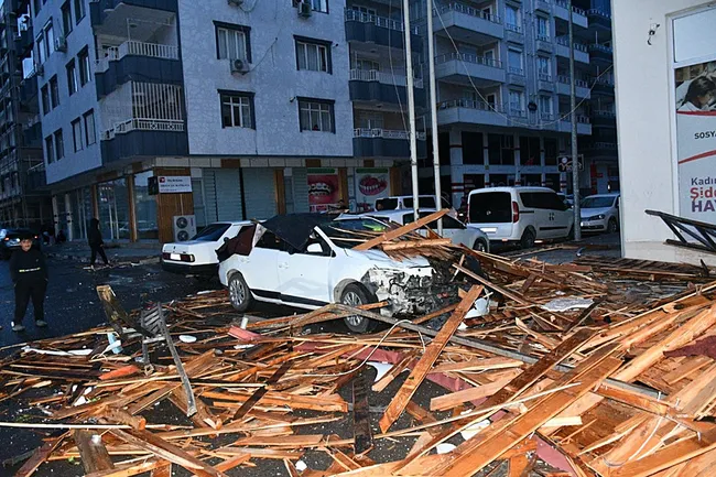 sanliurfada-egitime-firtina-engeli-iki-ilcede-okullar-4-gun-daha-tatil-edildi-1777917385415.jpg