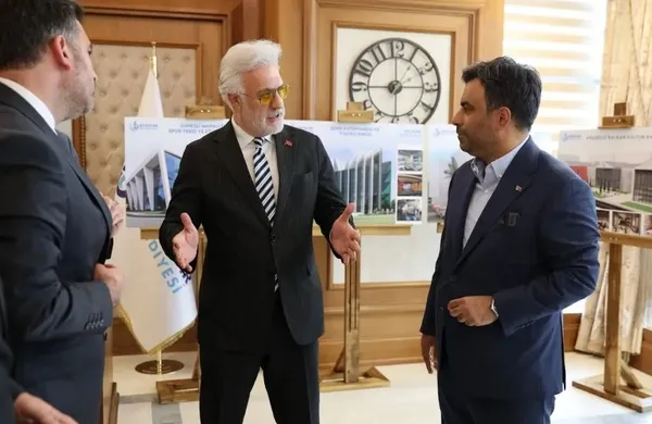 devlet-tiyatrolari-genel-muduru-karadagli-bagcilarda-yapimi-suren-kutuphane-ve-tiyatro-binasini-gezdi-1781900537241.jpg