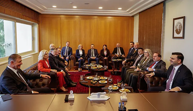 ak-parti-genel-sekreteri-eyyup-kadir-inandan-ozgur-ozele-sert-tepki-belediye-baskanlarin-senin-hukuksuz-talepl-1792144013465.jpg AK Parti Genel Sekreteri Eyyüp Kadir İnan’dan Özgür Özel’e sert tepki: Belediye başkanların senin hukuksuz taleplerinden bıktı!