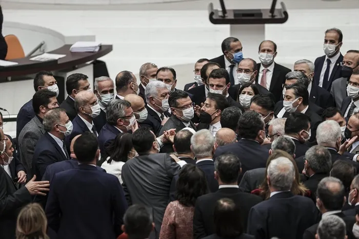 son-dakika-chp-hendek-terorunu-gormezden-geldi-hdpye-sahip-cikti-tbmmde-ortalik-karisti-1638347105973.jpg