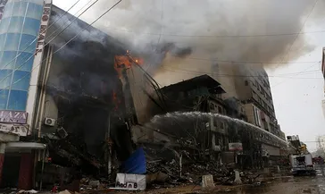 Pakistan’da alışveriş merkezini alevler sardı