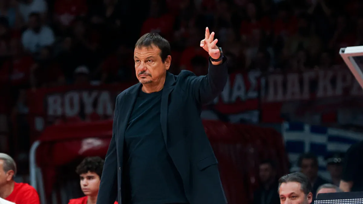 Ergin Ataman'ın basketbol sahasında takımına talimat verirken çekilmiş bir fotoğrafı.