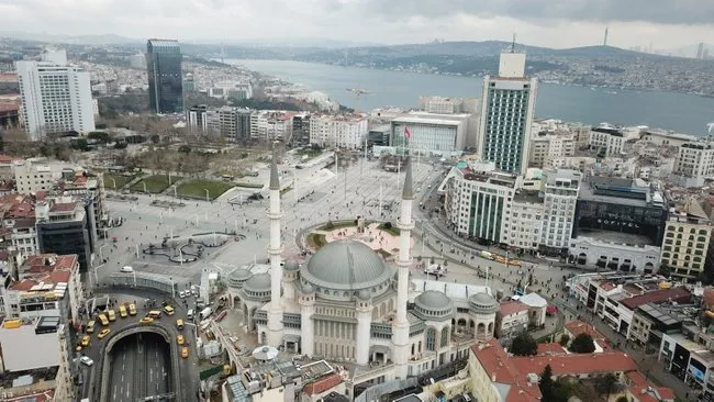 istanbul taksim meydani ndaki caminin