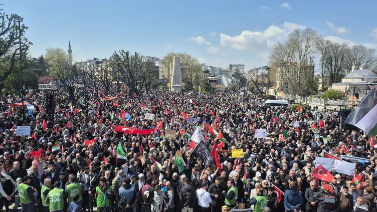 İsrail’in Gazze soykırımına tepki için onbinler meydanda!