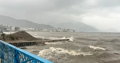 Marmaris’te deniz kahverengiye büründü