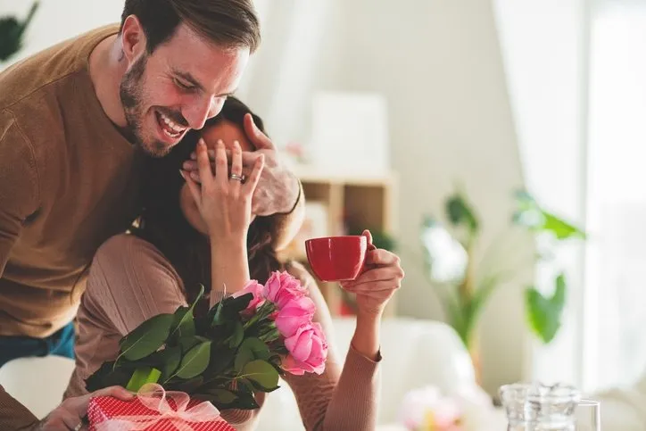 SEVGİLİLER GÜNÜ HEDİYE FİKİRLERİ 2024. Romantik, kadın ve erkek sevgiliye 14 Şubat Sevgililer Günü hediyesi önerileri
