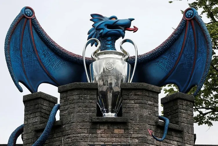 Cardiff Kalesi’nin burçlarında Beşiktaş arması ve Quaresma resmi