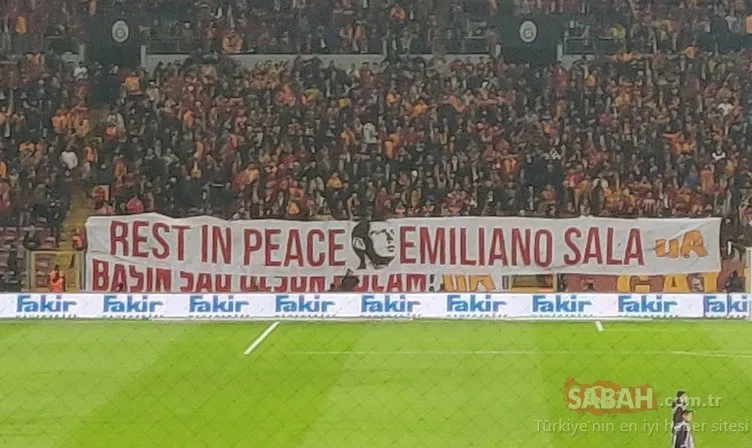 Galatasaray taraftarlarından anlamlı pankartlar