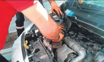 Otomobilin motor kısmına giren kediyi itfaiye ekipleri kurtardı