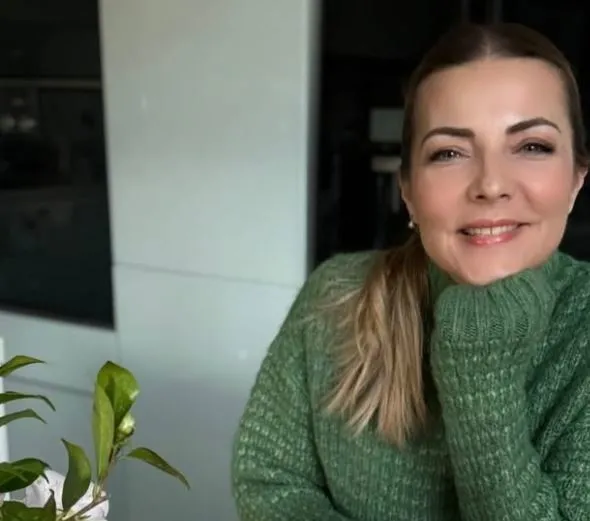 Kıskandıran aşktan yeni kareler! Burcu Kara evlilik yıldönümünü böyle kutladı: Bu hayata el ele...