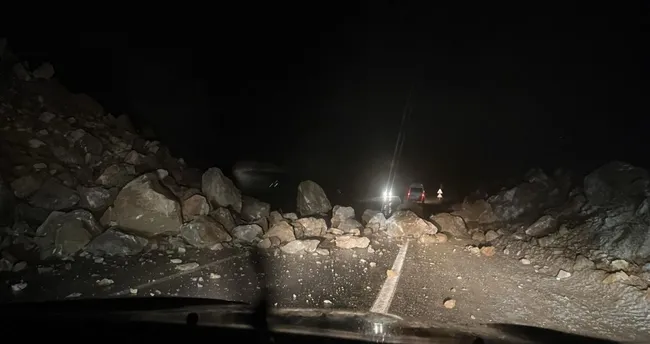 Artvin – Ardahan karayolu heyelan nedeniyle ulaşıma kapandı Artvin – Ardahan karayolu heyelan nedeniyle ulaşıma kapandı