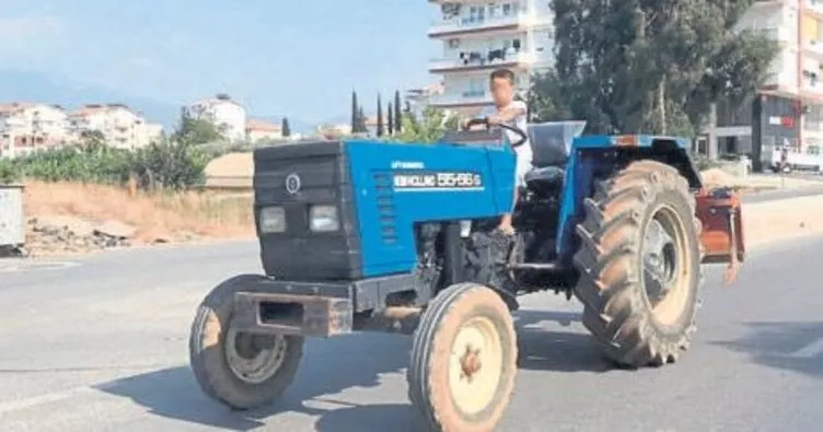 Küçücük çocuk traktör kullanıyor