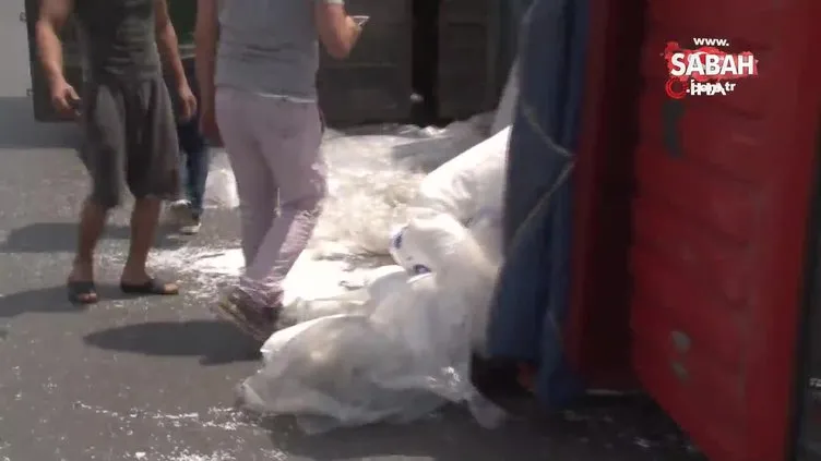 Esenyurt’ta plastik ham madde yüklü kamyon devrildi