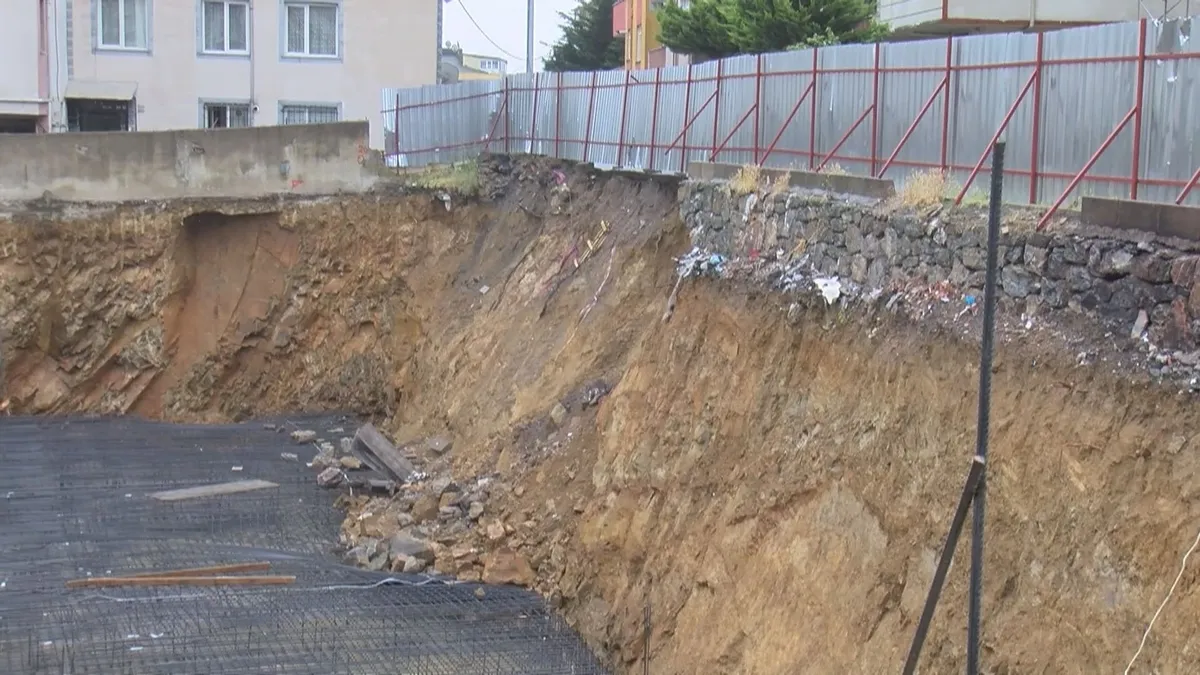 Sancaktepe'de temel kazısı sırasında meydana gelen toprak kayması
