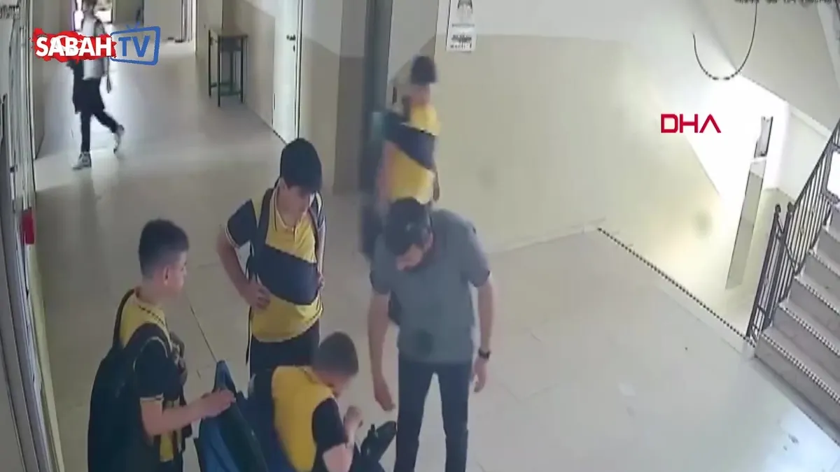Okulun asansörü arızalandı, müdür yardımcısı bedensel engelli öğrencisini sırtında taşıdı! O anlar kamerada | Video videosunu izle Okulun asansörü arızalandı, müdür yardımcısı bedensel engelli öğrencisini sırtında taşıdı! O anlar kamerada | Video videosunu izle