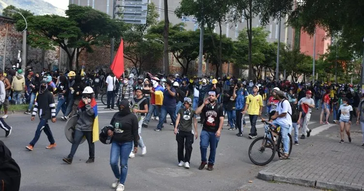 Kolombiya’da halk sokağa döküldü: Hedefte Devlet Başkanı var