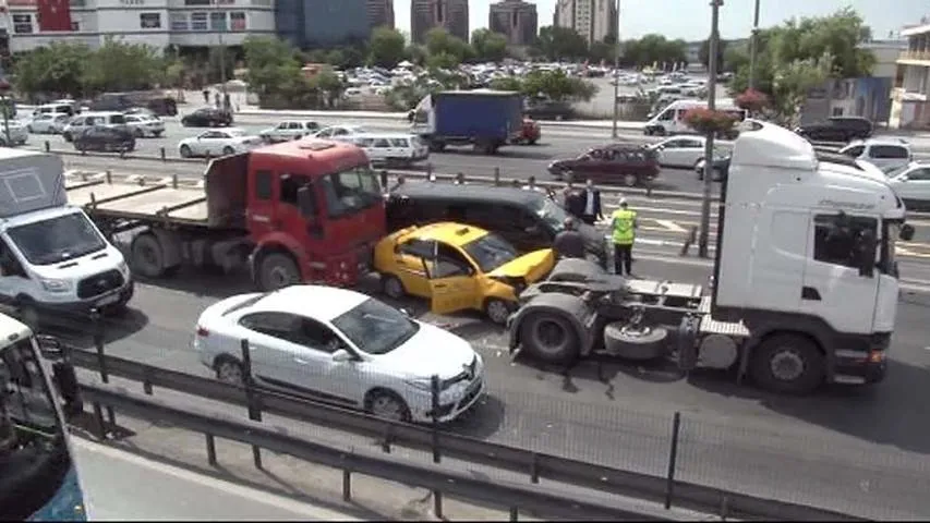 Yenibosna Da Zincirleme Trafik Kazasi Fotohaber Yasam