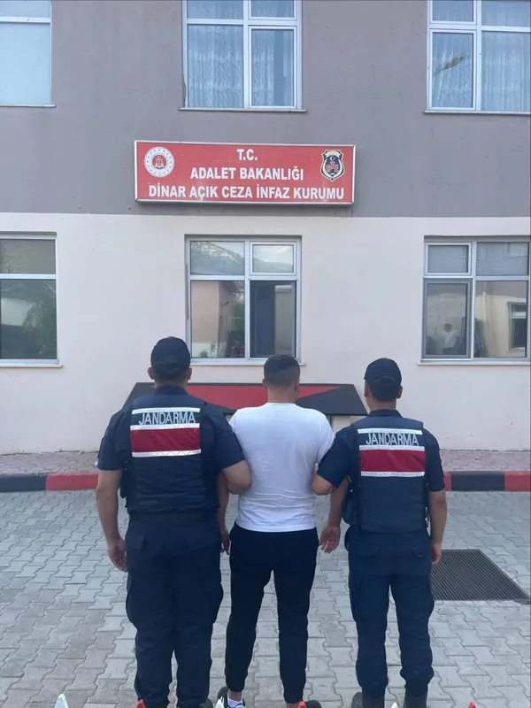 afyonkarahisarda-24-aranan-sahis-yakalandi-12si-tutuklandi-1786368446599.jpg