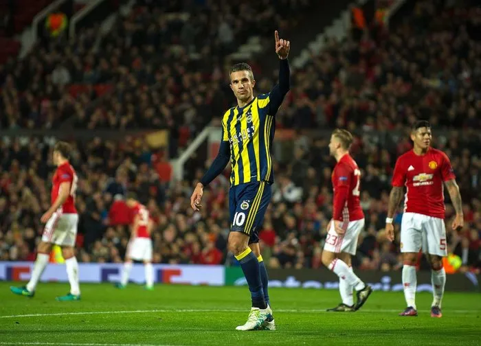 fenerbahce-manchester-united-canli-kanaryanin-konugu-united-1729743390970.jpeg