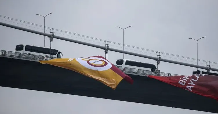 Galatasaray bayrakları Boğaz’da dalgalanıyor