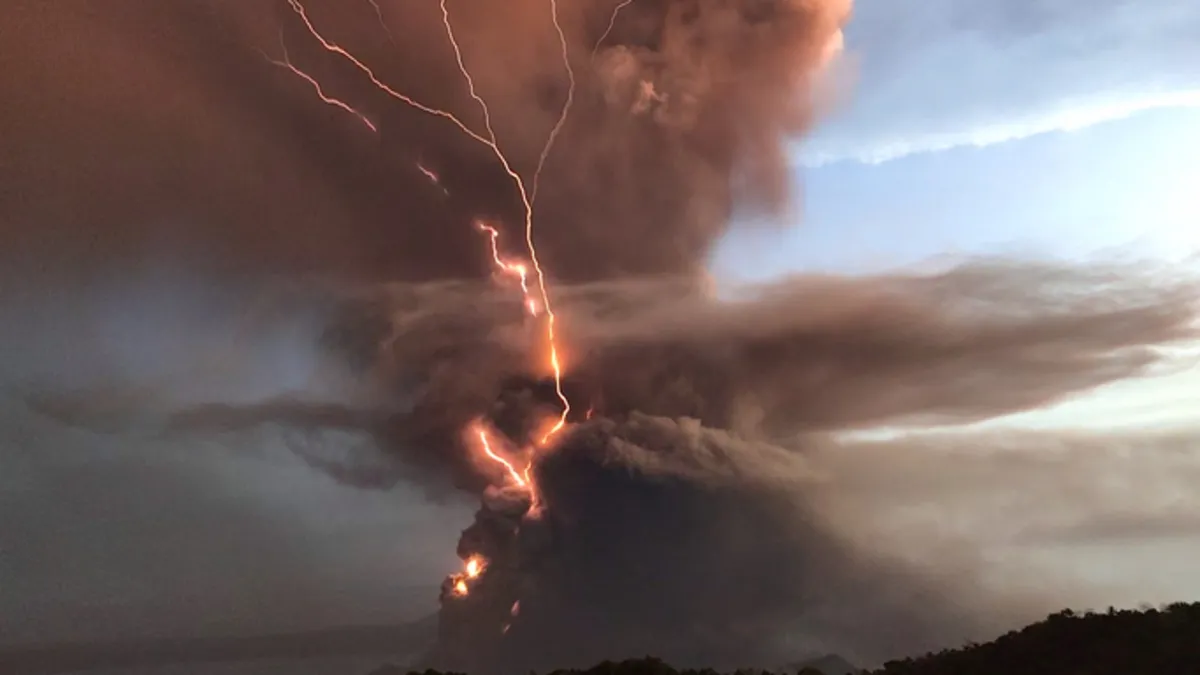 250 yıllık gizem çözüldü! Volkanik yıldırımın sırr…