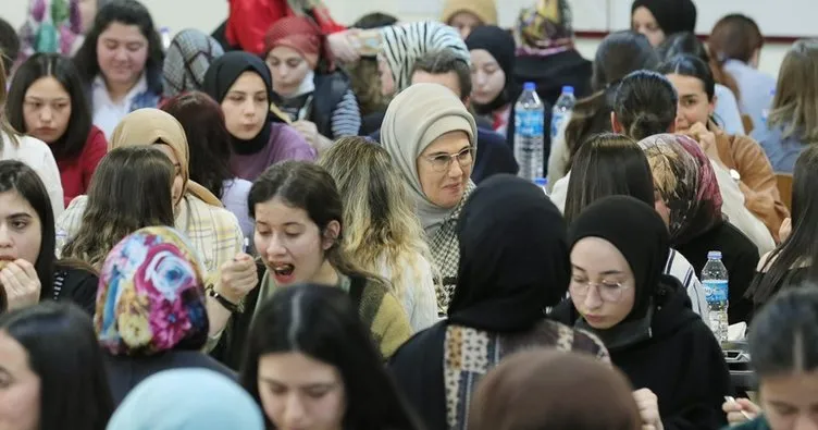 Emine Erdoğan, öğrencilerle iftar yaptı